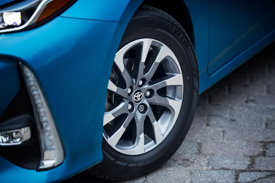 Колеса Toyota Prius Plug-in Hybrid 2017 года  (UK) (фото 24 из 28)